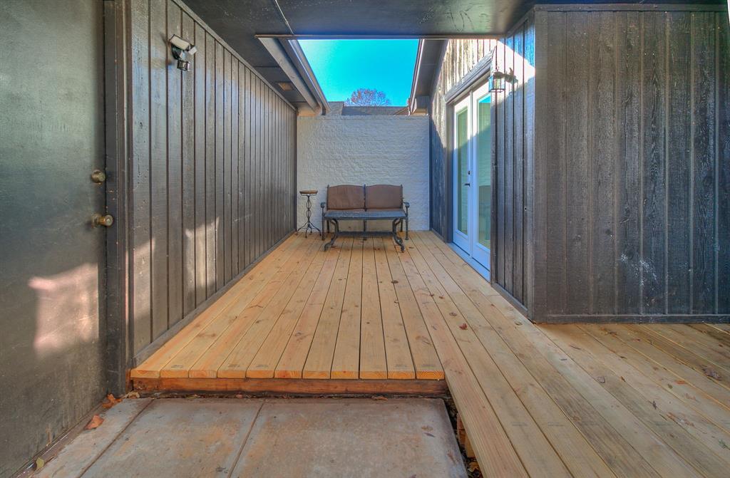 3813 Ives Way Property Photo 4