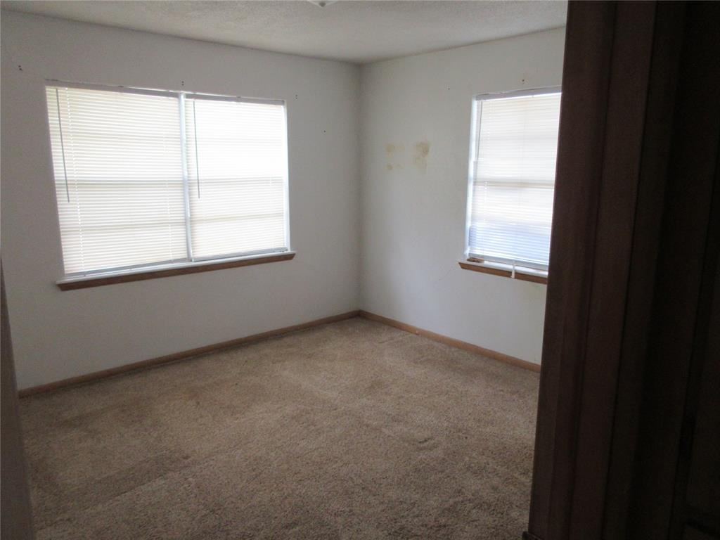 111 W Main Street Property Photo 9