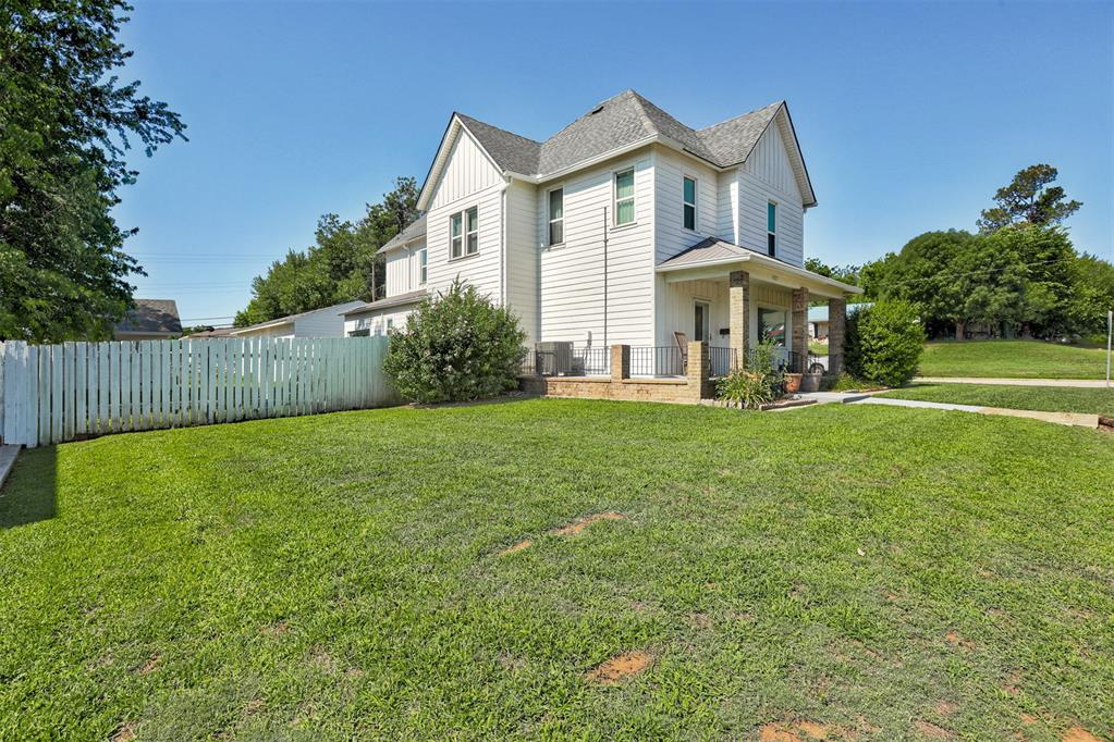 1323 W Noble Avenue Property Photo 2