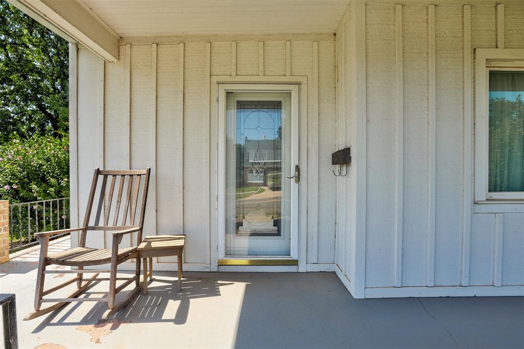 1323 W Noble Avenue Property Photo 3