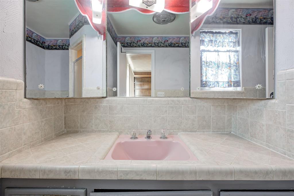 1323 W Noble Avenue Property Photo 18
