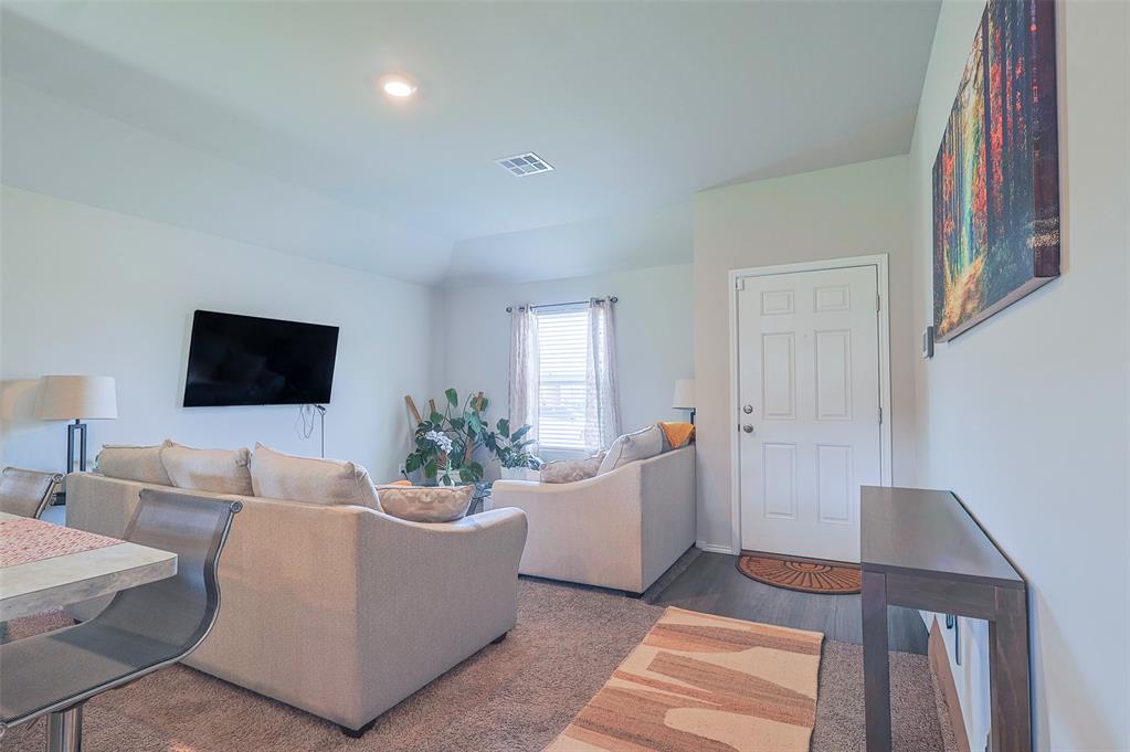 9812 Saddle Drive Property Photo 3
