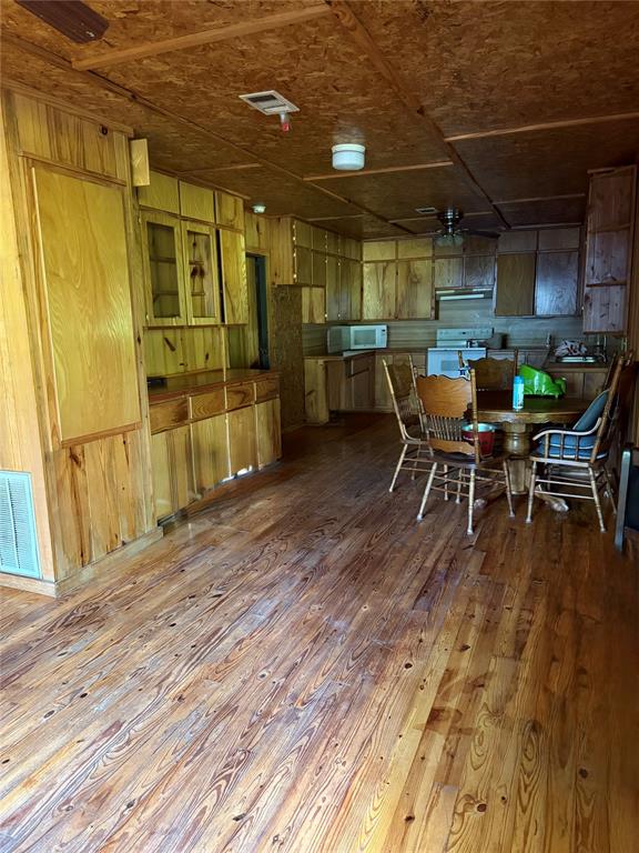 913 W Sherry Lane Property Photo 3