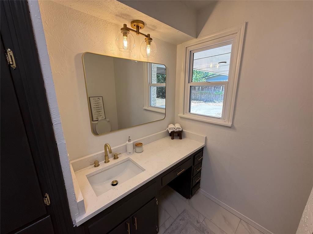 2604 Kings Way Property Photo 7
