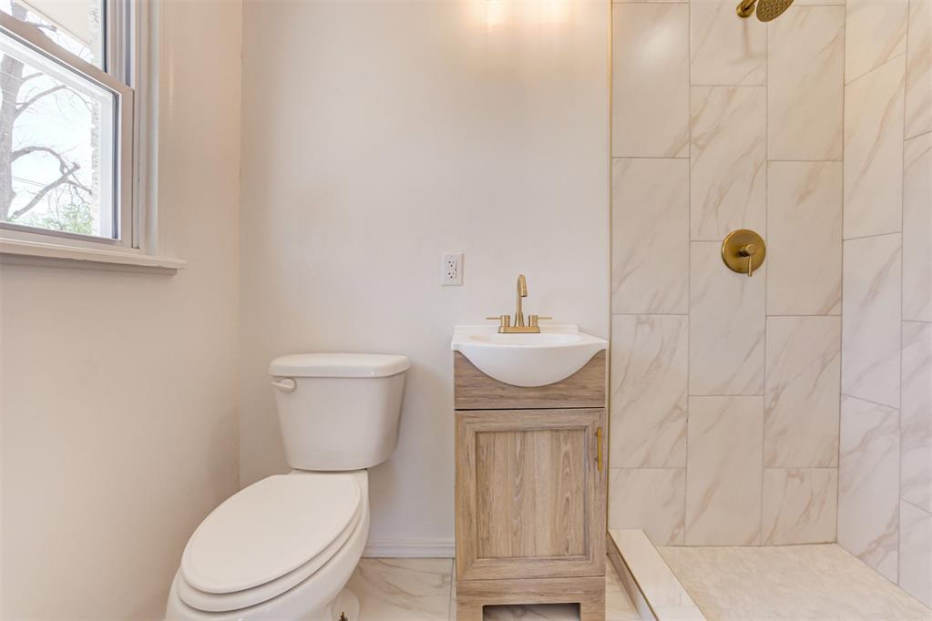 2604 Kings Way Property Photo 8