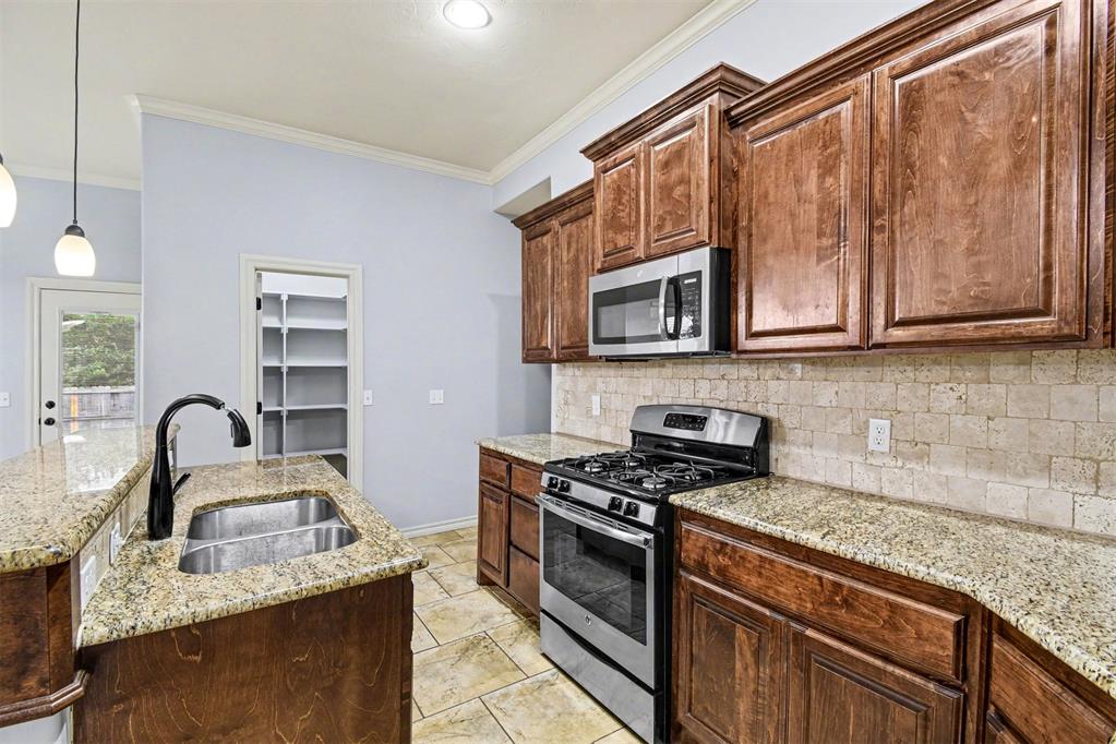 7236 Nw 145th Street Property Photo 4