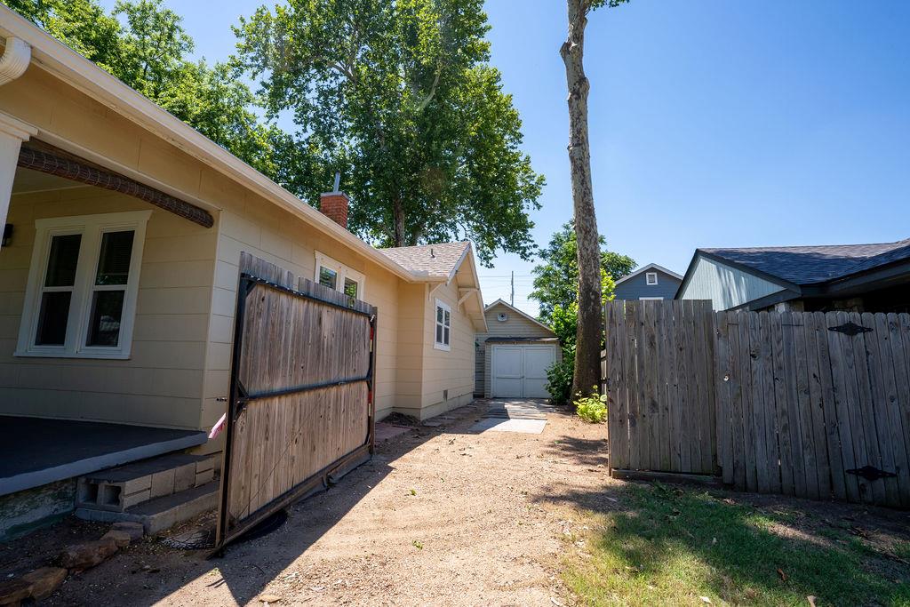 2732 W Park Place Property Photo 5