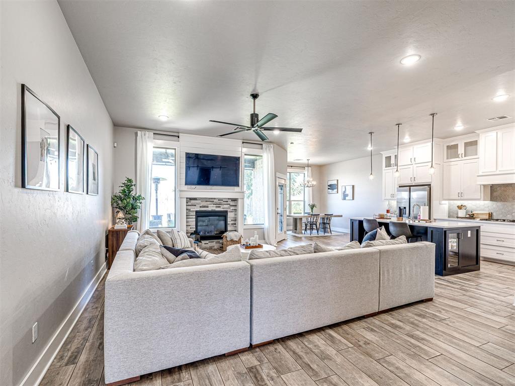 15605 Capri Lane Property Photo 4