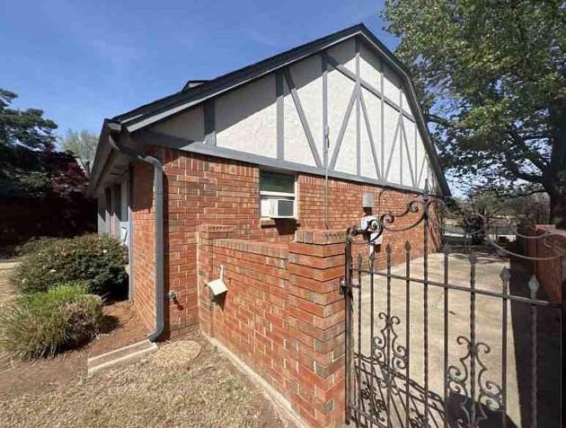 6105 Kingsbridge Drive Property Photo 5