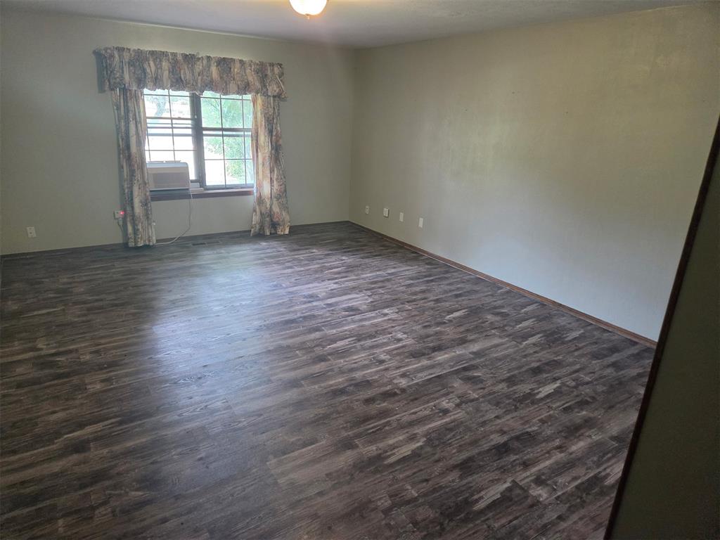 6105 Kingsbridge Drive Property Photo 8