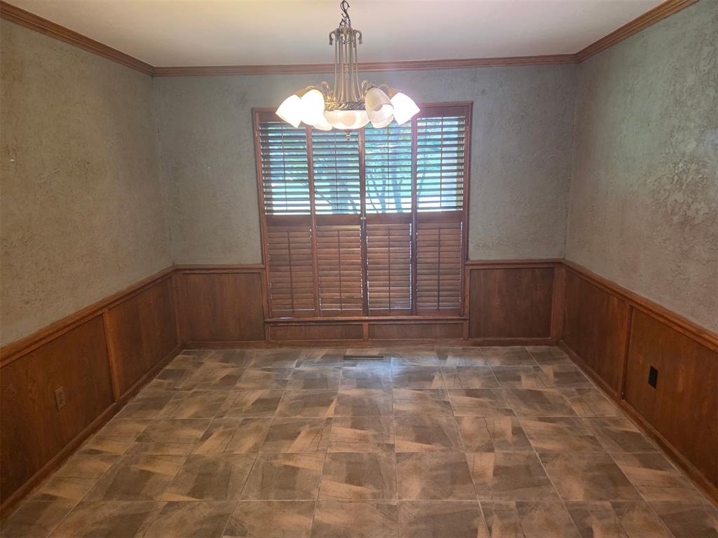 6105 Kingsbridge Drive Property Photo 10