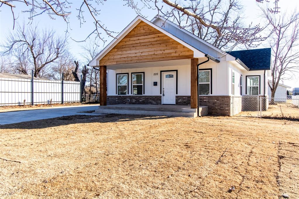 220 Se 42nd Street Property Photo 1
