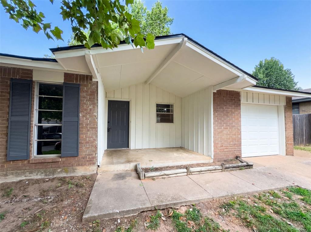 1513 N Bradley Avenue Property Photo 1