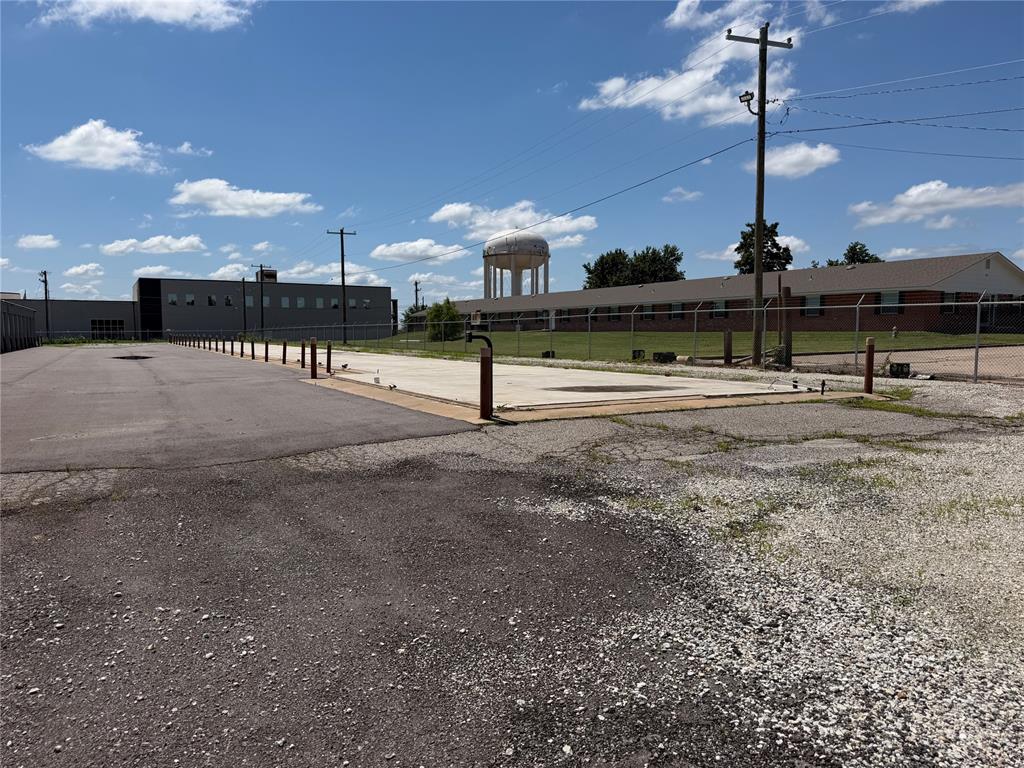 1900 N Kickapoo Avenue Property Photo 2