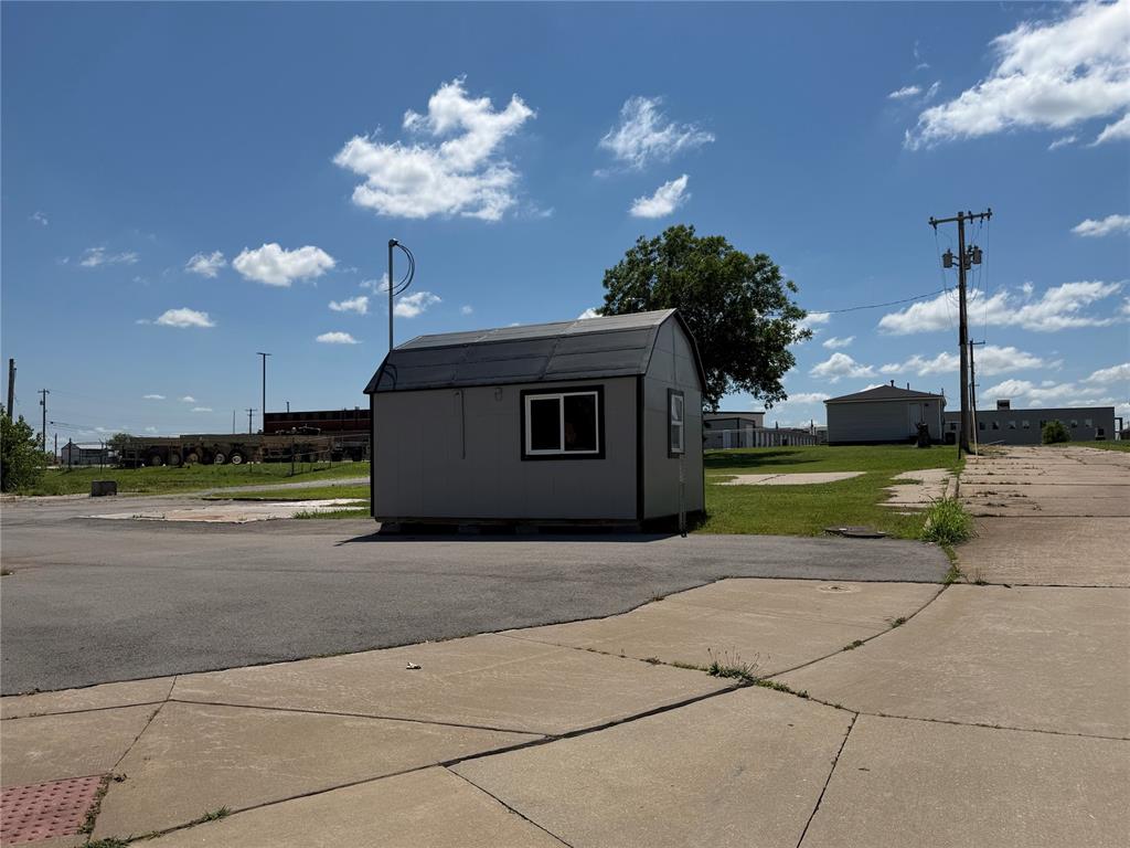 1900 N Kickapoo Avenue Property Photo 3