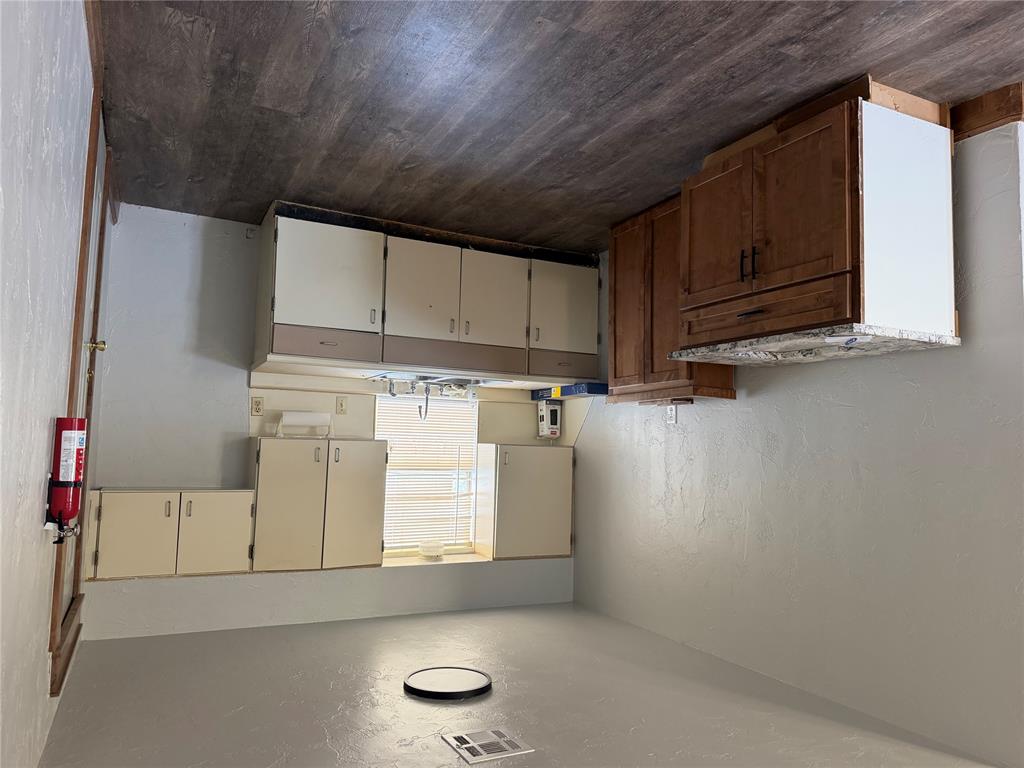 1900 N Kickapoo Avenue Property Photo 5