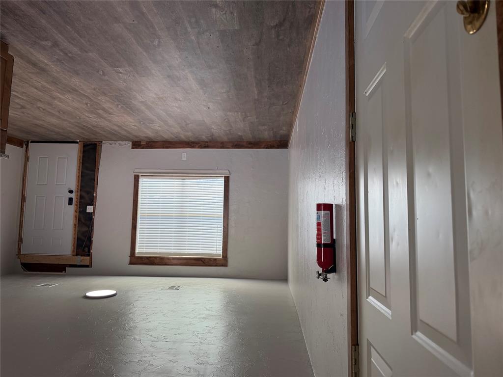 1900 N Kickapoo Avenue Property Photo 6