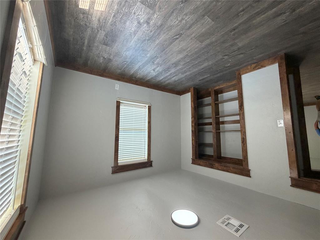 1900 N Kickapoo Avenue Property Photo 8