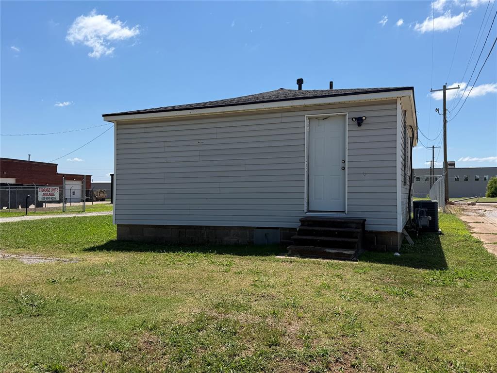 1900 N Kickapoo Avenue Property Photo 10