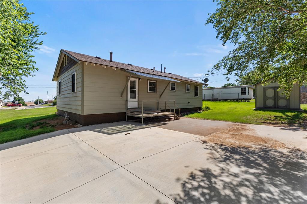 519 W Davis Avenue Property Photo 7