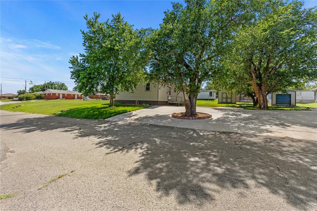 519 W Davis Avenue Property Photo 8