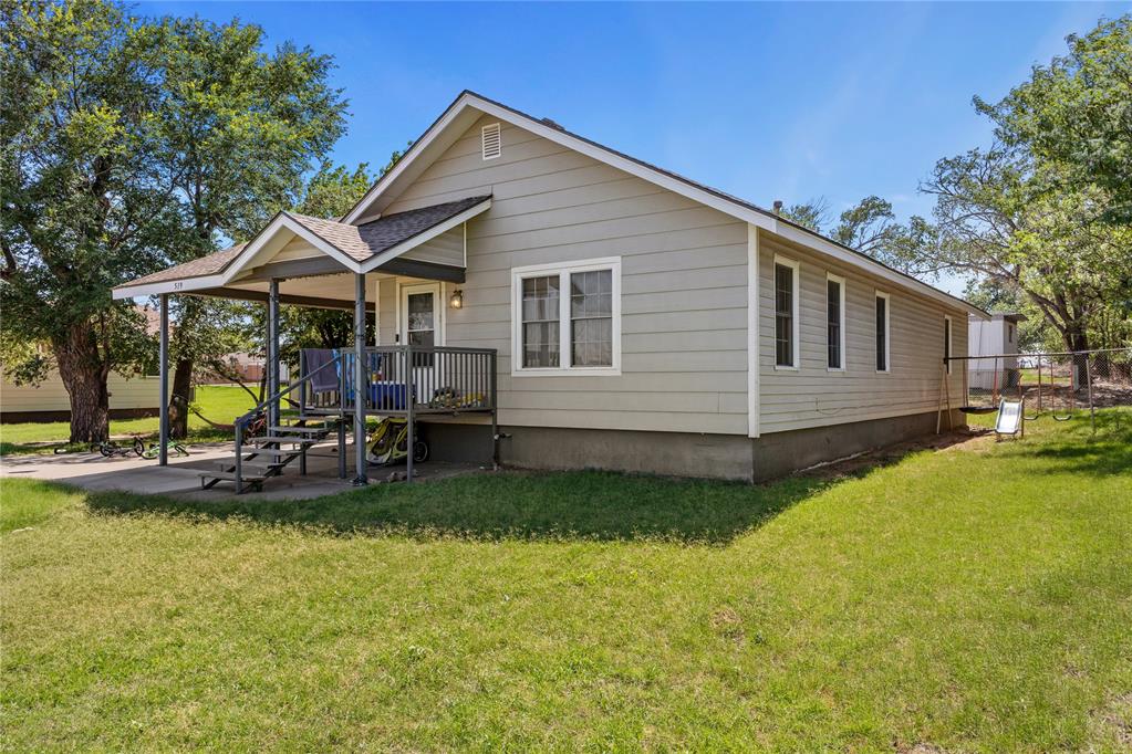 519 W Davis Avenue Property Photo 12