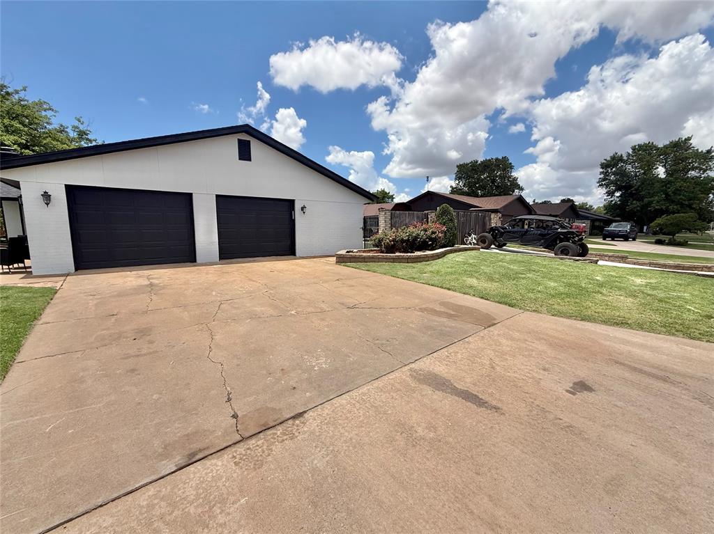 1209 S Trail Drive Property Photo 2