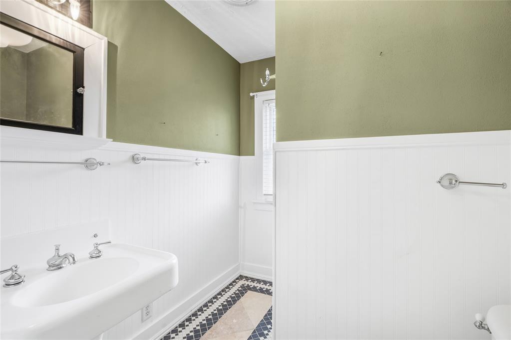1108 S Hoff Avenue Property Photo 31