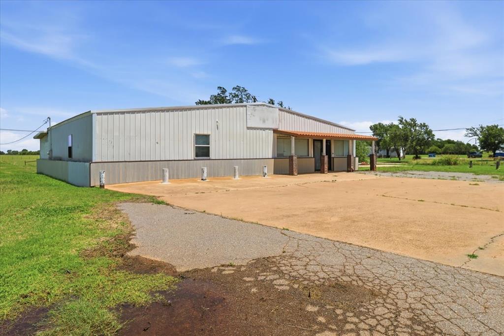 221 S 44 Highway Property Photo 2