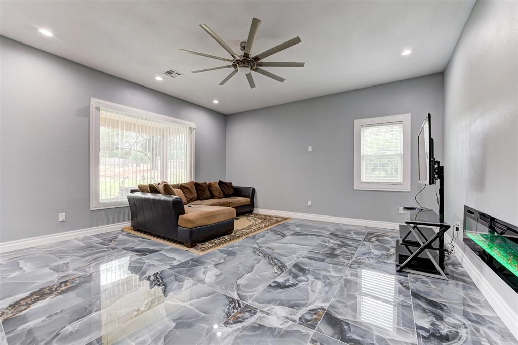 5314 N Post Road Property Photo 6