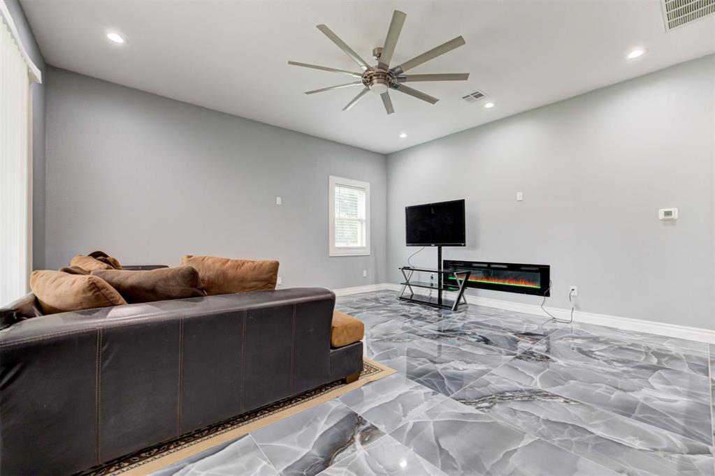 5314 N Post Road Property Photo 8