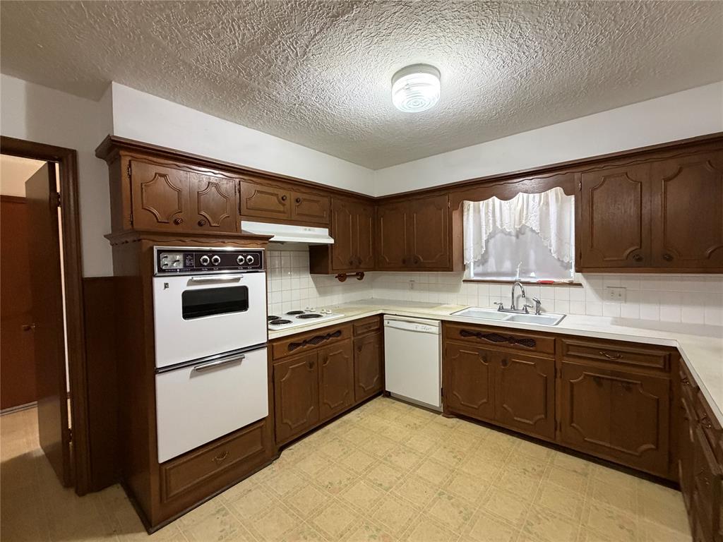 203 Elmhurst Drive Property Photo 8