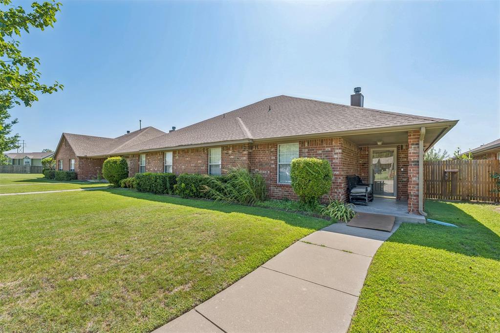 404 N Willowood Drive 404 & 406 Property Photo 4