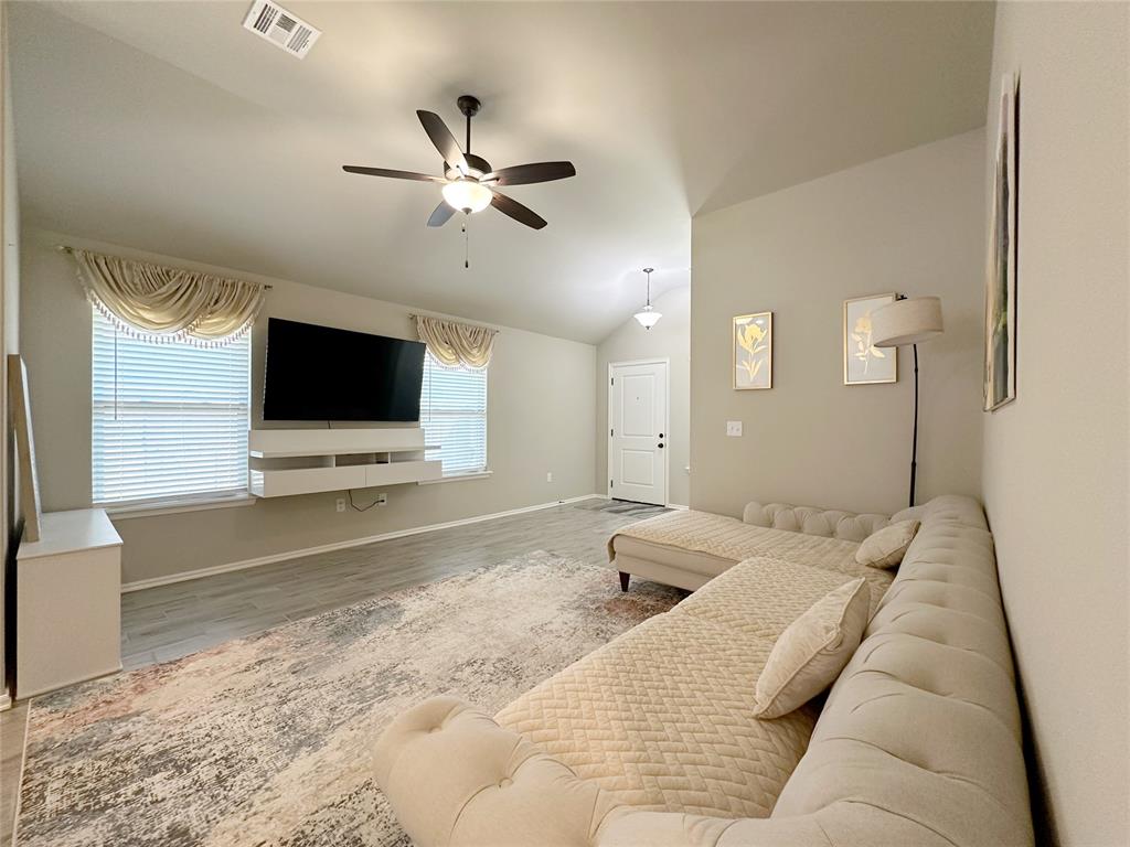 3813 Central Park Drive Property Photo 6
