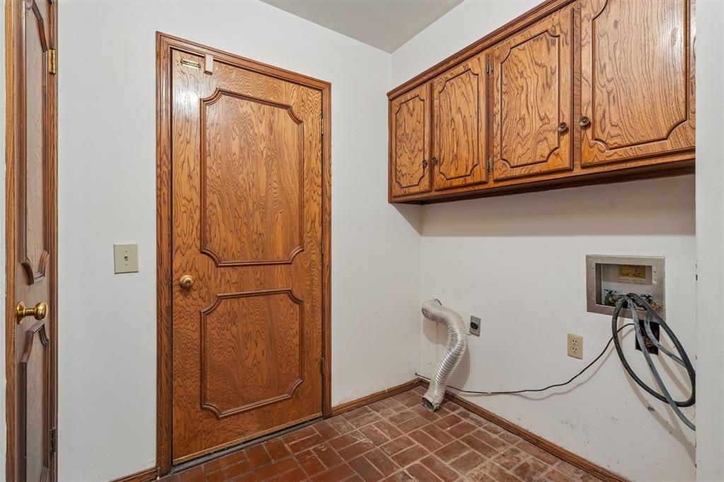 711 Willment Place Property Photo 37