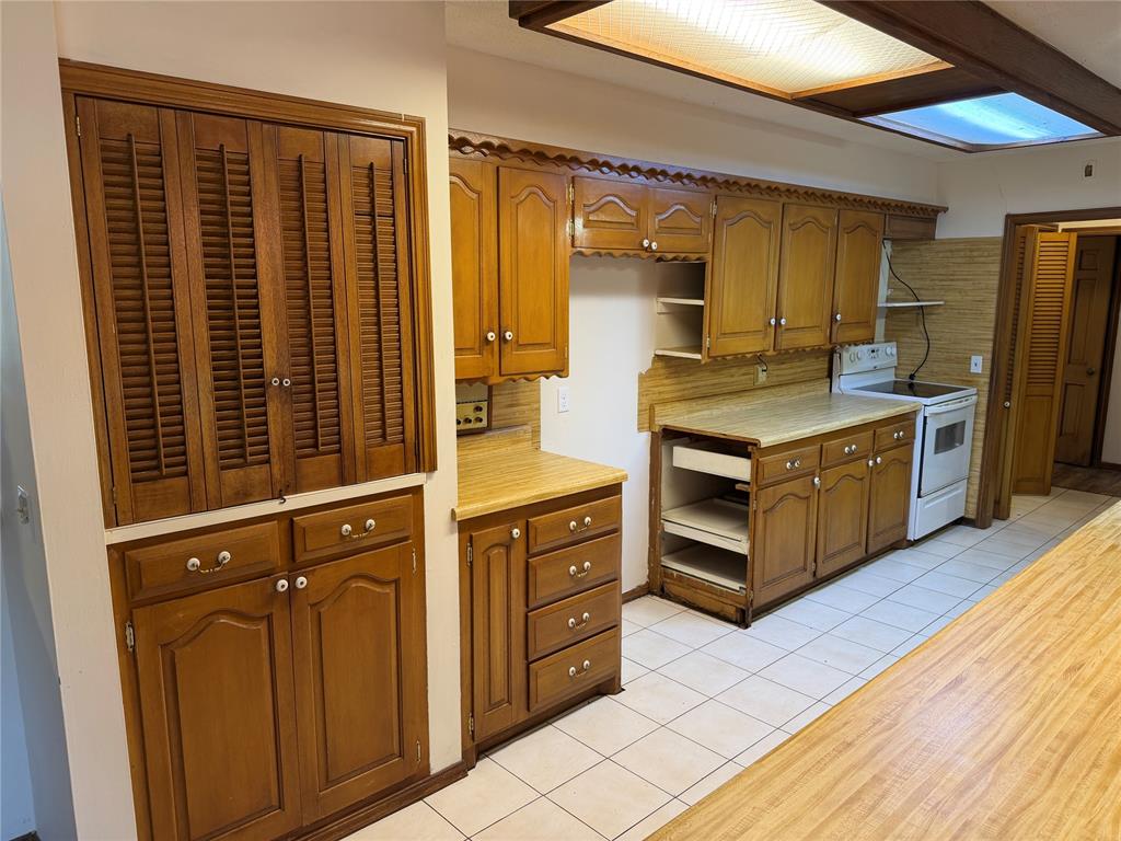 808 N Burns Street Property Photo 8