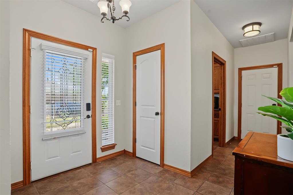 2827 Deer Run Property Photo 3
