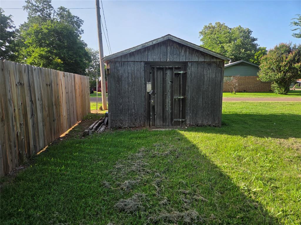 702 S East Avenue Property Photo 6