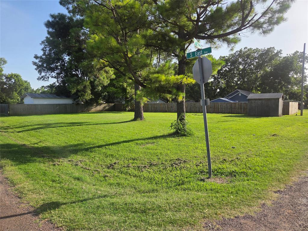 702 S East Avenue Property Photo 10