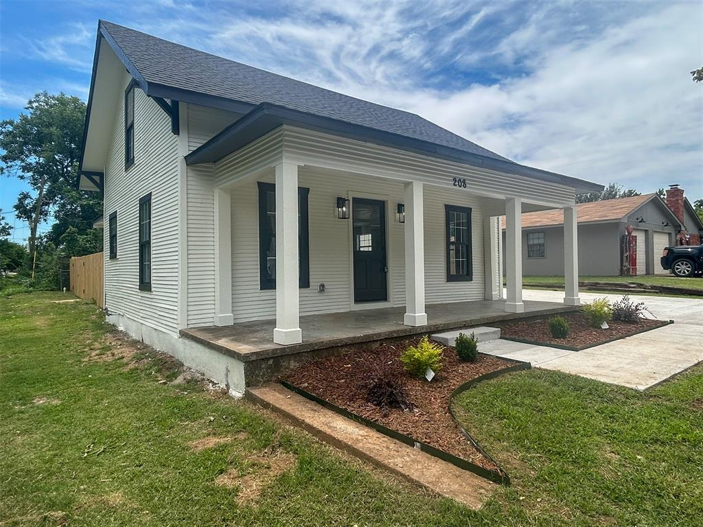 208 W Apache Street Property Photo 2