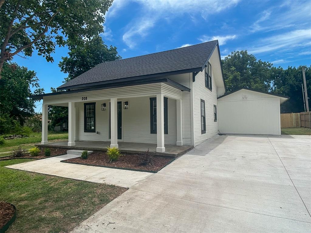 208 W Apache Street Property Photo 3