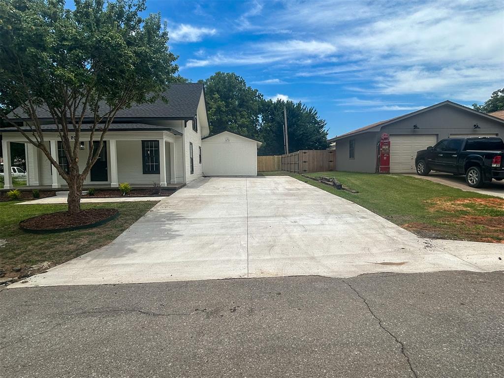 208 W Apache Street Property Photo 4