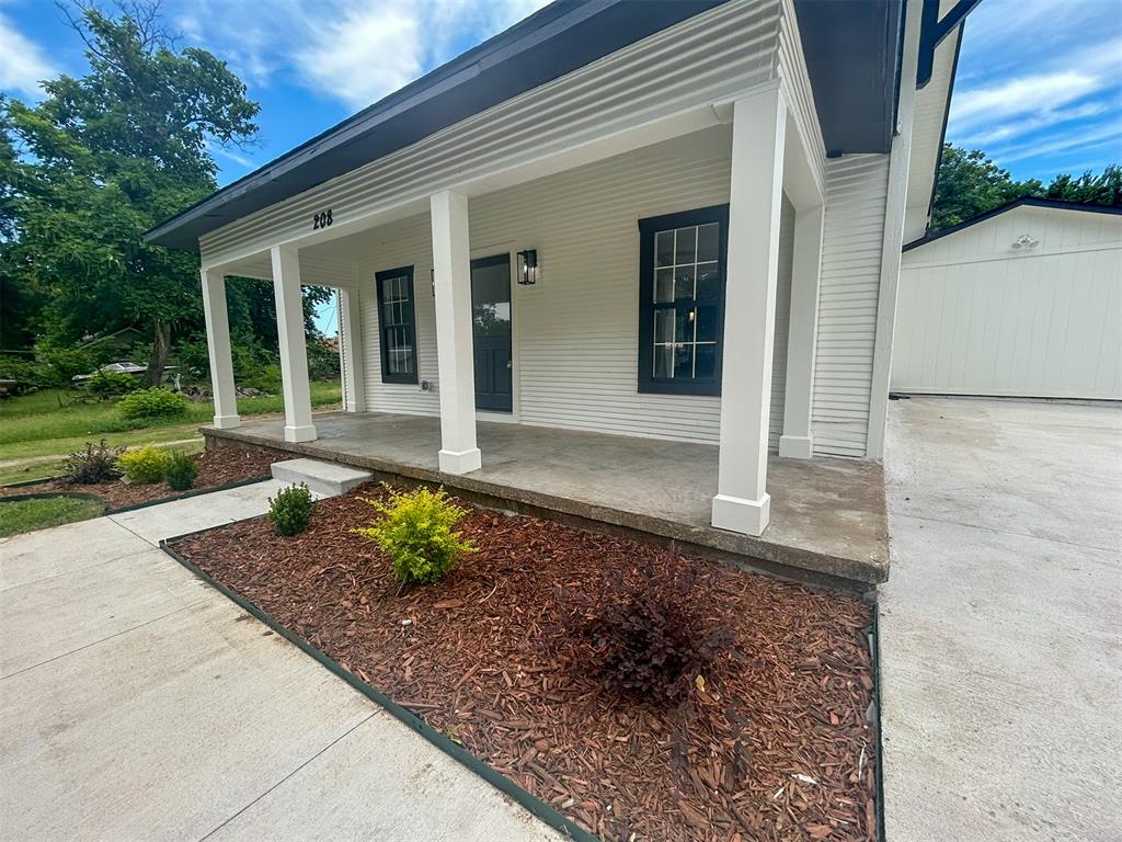 208 W Apache Street Property Photo 5