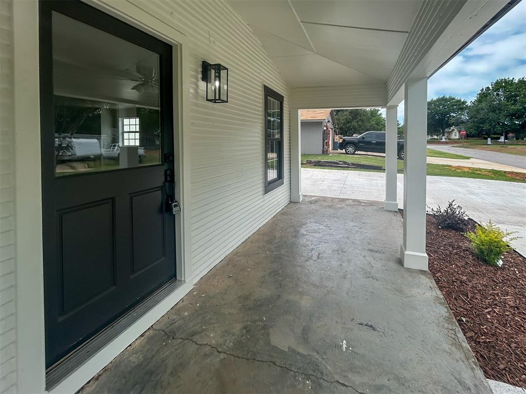 208 W Apache Street Property Photo 6