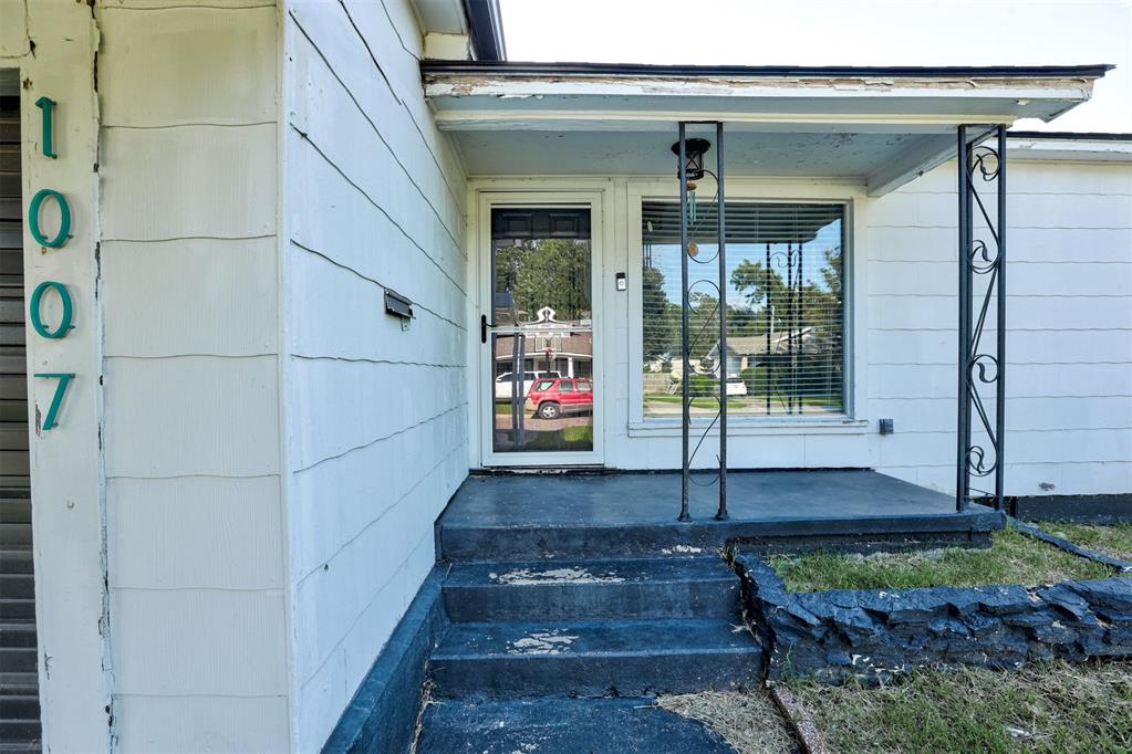 1007 Overland Court Property Photo 5