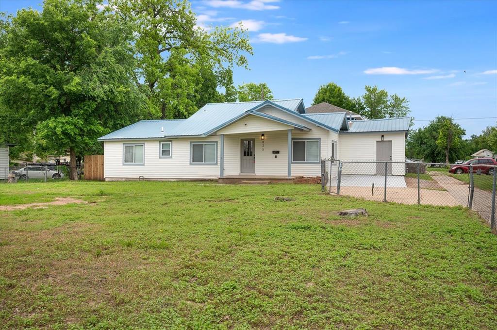 825 W Colorado Avenue Property Photo 2