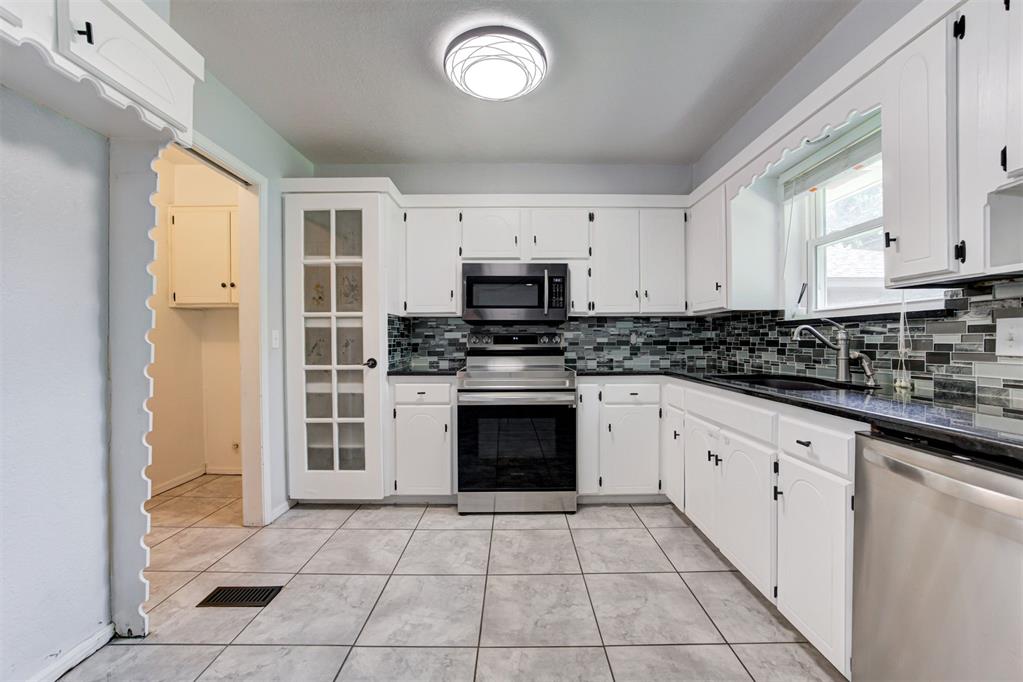 10904 N Blackwelder Avenue Property Photo 4