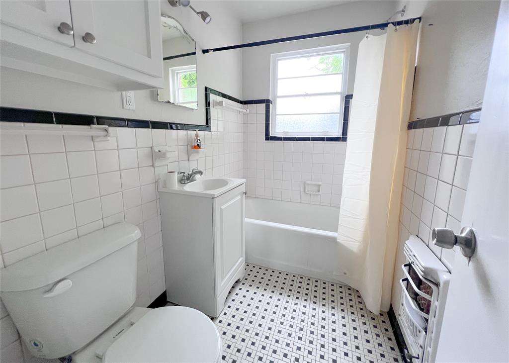 221 Ne 26th Street B Property Photo 2