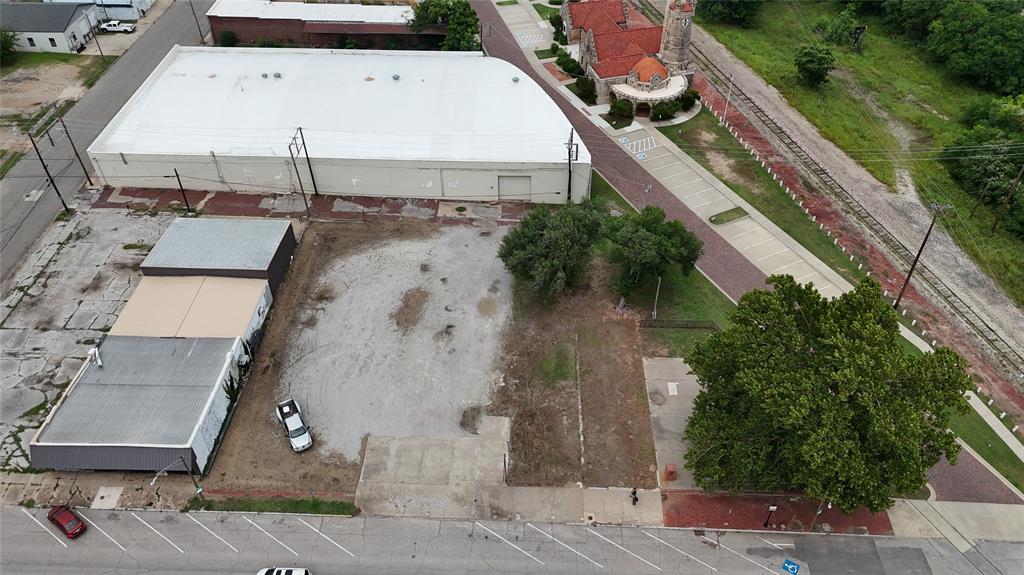 524 E Main Property Photo 3