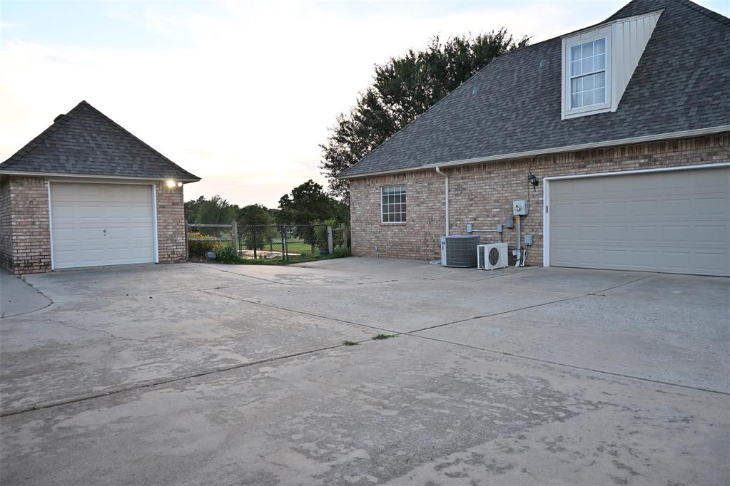 2077 Clearwater Drive Property Photo 5